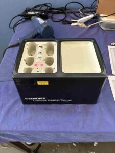 SYNTHES - Universal Battery Charger